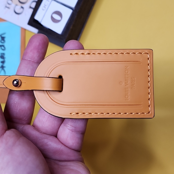 BRANDNEW LOUIS VUITTON LV SMALL LEATHER YELLOW SAFRAN SAFFRON LUGGAGE TAG - Picture 9 of 10